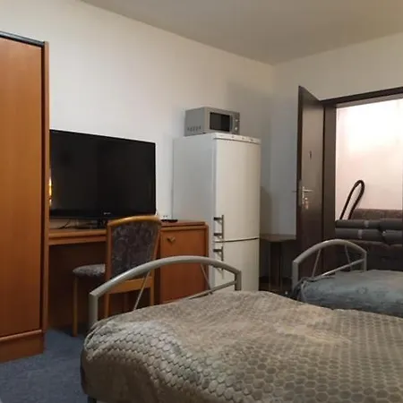 Pension Fuer Langzeitmiete 2 Bis 3 Bett Zimmer Monatsmiete Ab 450 Eur Warm 91639 Wolframs - Eschenbach Vollmoebliert Gemeinschaftskueche Waschmaschiene Parkplatz Kostenlos Sehr Zentral *